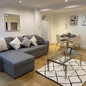 Modern & Spacious Leeds City Centre With Parking - Sleeps 5 Apartment
