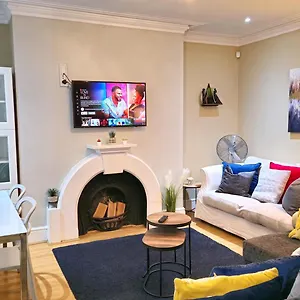 Stylish 2 Bedroom Apartment, Centre + Free Parking Apartment